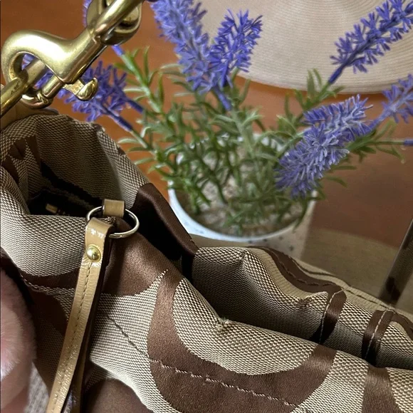 Coach Vintage Brown and Tan Shoulder Bag - Picture 3 of 12